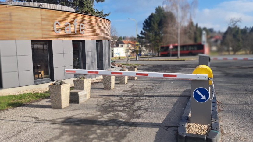 Nehody, noční hluk a neplacení. Pravda o parkovišti pod Svatou Horou.