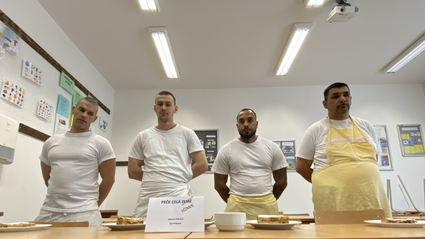 Peče celá věznice! Na Bytízu soutěžili vězni v pečení žemlovky