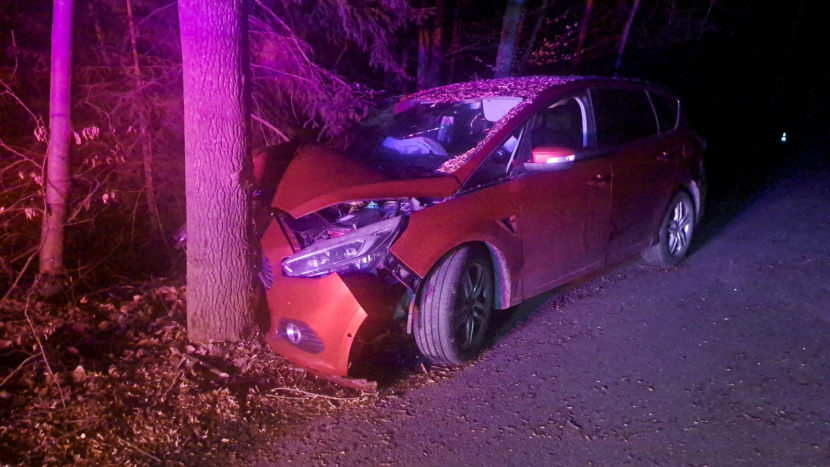 Opilý řidič havaroval u Milína. Auto samo zavolalo o pomoc