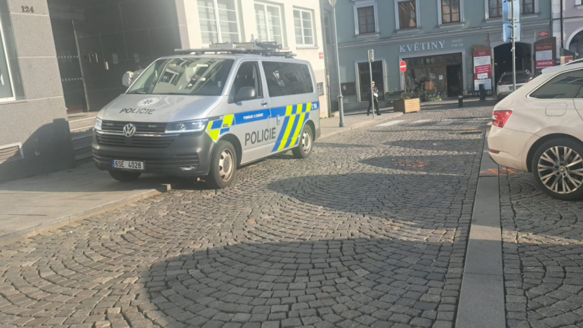 Řidič při couvání porazil ženu v Příbrami