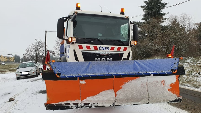 Končící zima vyjde středočeské silničáře o 100 milionů korun dráž než minulá, další náklady spolykají opravy