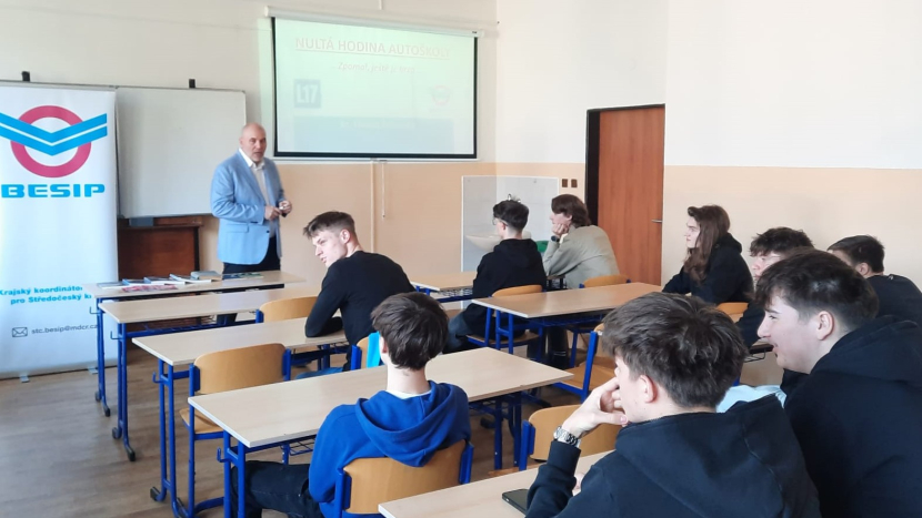 Nultá hodina autoškoly odstartovala! Budoucí řidiči na Dubně prošli intenzivním školením o bezpečné jízdě