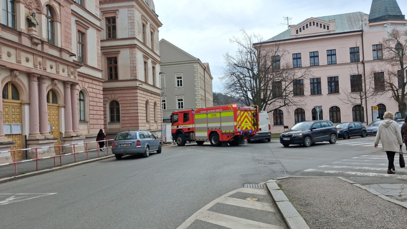 Hasiči i policie prověřovali nahlášený únik plynu na poště, plynaři zajištují opravu potrubí