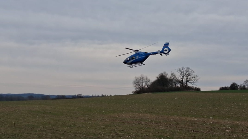 Hasiči vyprošťovali zraněnou řidičku po nárazu do stromu