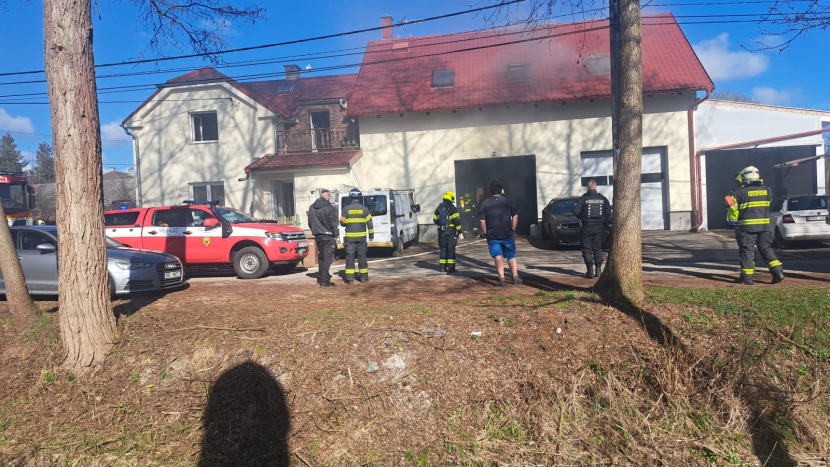 V Bohutíně hořela autodílna, hasiči s dýchací technikou kontrolovali místo termovizí