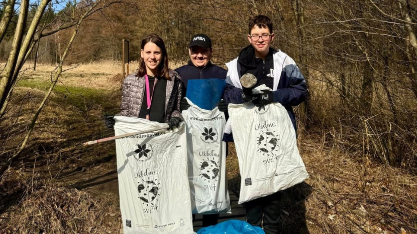 Brdy jsou po zimě čistší. Dobrovolníci sesbírali přes půl tuny odpadu