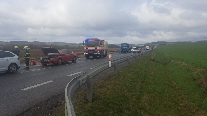 Na silnici I/18 se tvořily kolony kvůli srážce tří vozidel