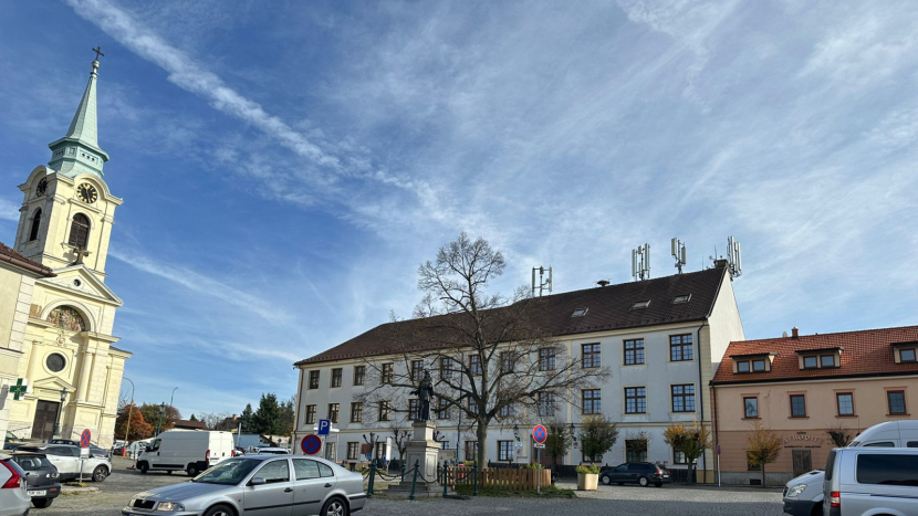 V Příbrami se zkomplikovala oprava chodníku kolem kostela na náměstí J. A. Alise