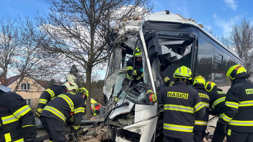 Drama v Dobrošovicích: Řidič autobusu zkolaboval za volantem a srovnal se zemí kapličku
