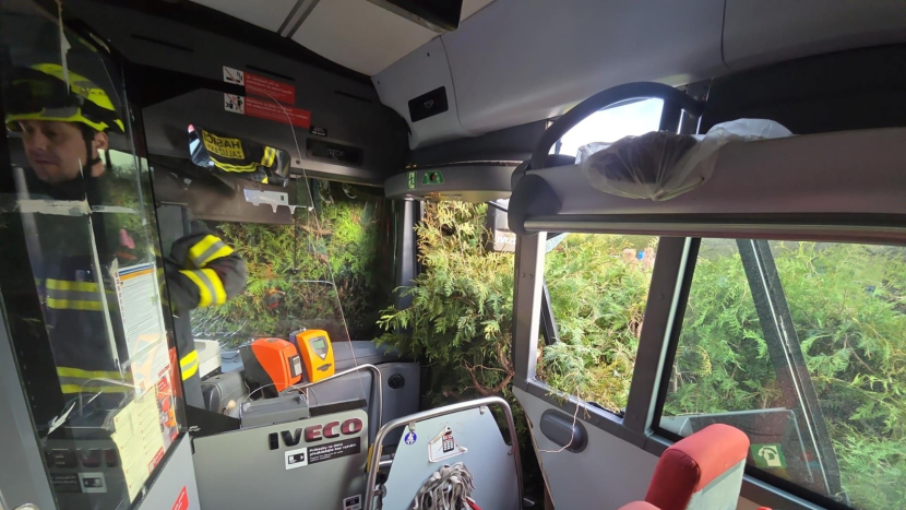 U Bukovan havaroval autobus, na místě zasahovali hasiči i záchranka