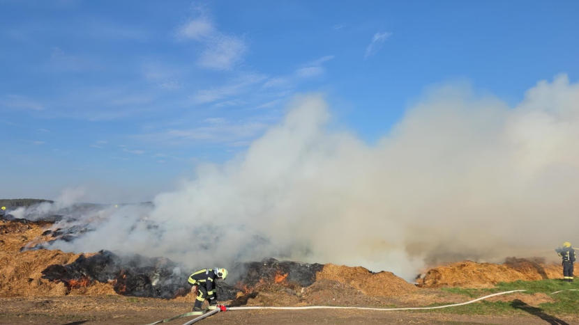 Prokletá sláma ve Zduchovicích: Hasiči se po čtyřech dnech vrátili ke stejnému požáru