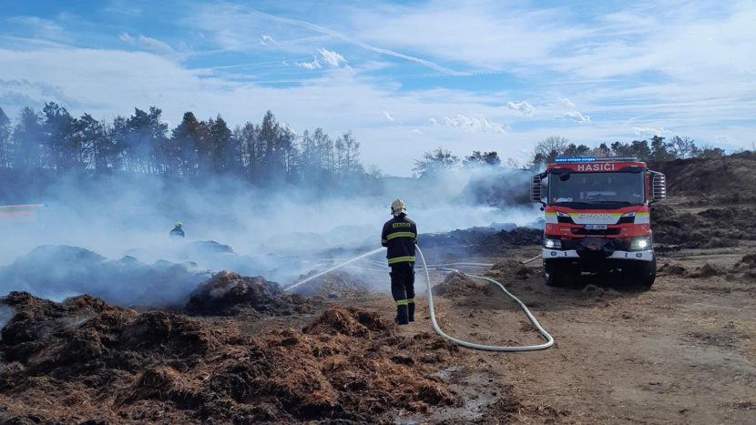 Zduchovice: Požár staré slámy potřetí a vyjela už i těžká technika