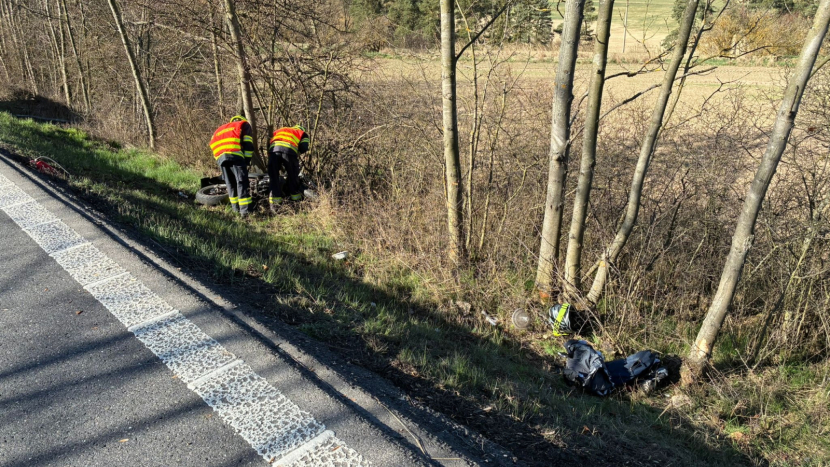 Vážná nehoda motorkáře si vyžádala pomoc letecké záchranné služby