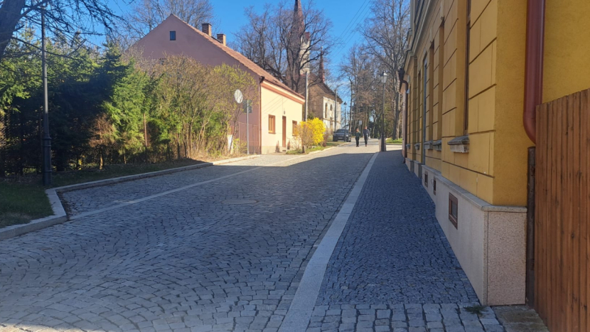 V Prokopské ulici přibydou vodicí linie. Město napravuje nedostatek z rekonstrukce