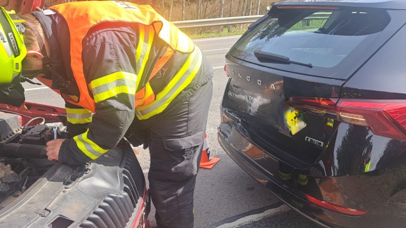 V křižovatce na výjezdu z Příbrami se srazily osobáky, záchranáři tam jeli kvůli dítěti