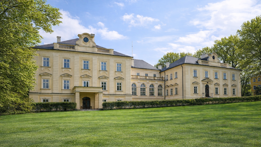 Z Masarykova letního sídla bude luxusní resort. Zámek Hluboš láká i drobné investory