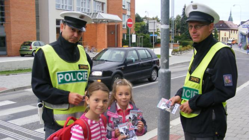 Policisté učili děti základní pravidla pro bezpečný přechod komunikace