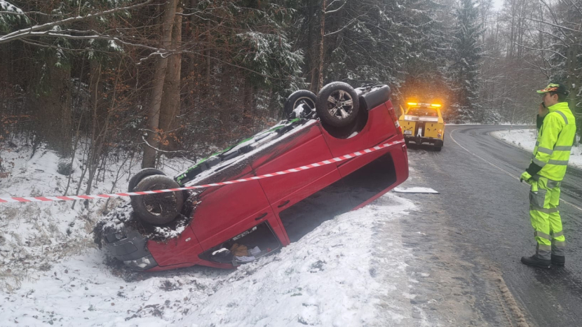 Na silnici nad Věšínem skončilo auto na střeše