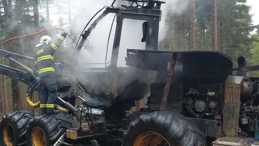 Plameny u dopadové plochy Jordán: hasiči zasahovali u hořícího harvestoru