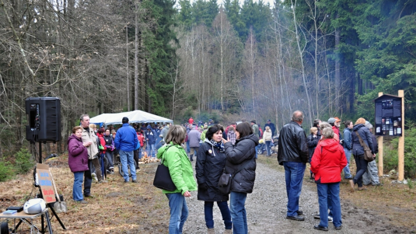 Výstup na Petráškovu horu spojí jarní výlet s připomínkou odporu místních proti těžbě zlata