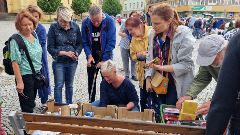 První bleší trhy roku 2026 lákají na poklady z druhé ruky