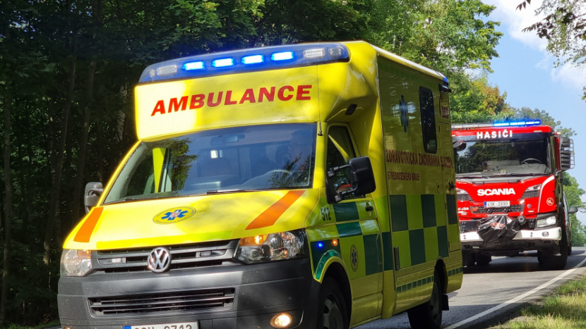 Senior přejel do protisměru a srazil se s protijedoucím autem