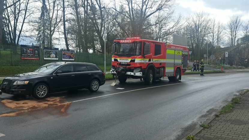 Nehoda v Březnické ulici v Příbrami: Audi narazilo do octavie, u události zasahovali hasiči, na místě zranění