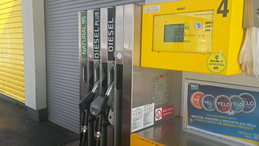 Nafta zlevnila i o koruny. Nejlevněji natankujete stále u Silmetu a u Prim