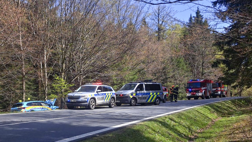 V lese nad Věšínem skončilo auto mezi stromy