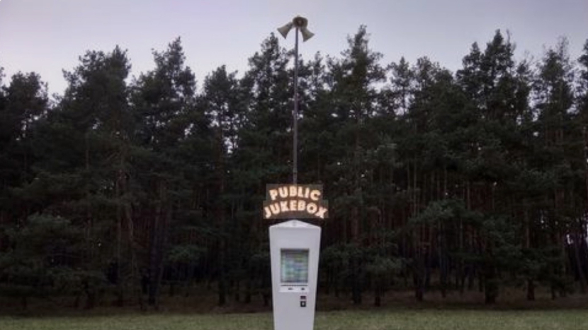 Public Jukebox u Hrachova — místo, které hraje jen pro vás