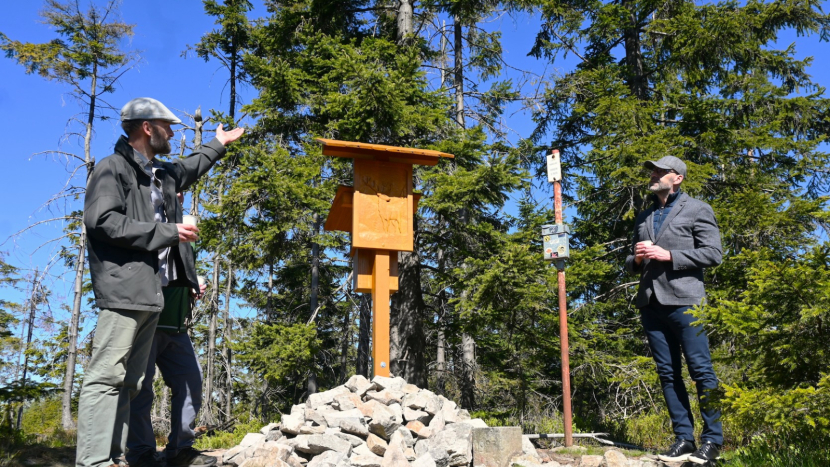 Brdský vrchol Praha nově zdobí další dřevěný označník s reliéfem jelena