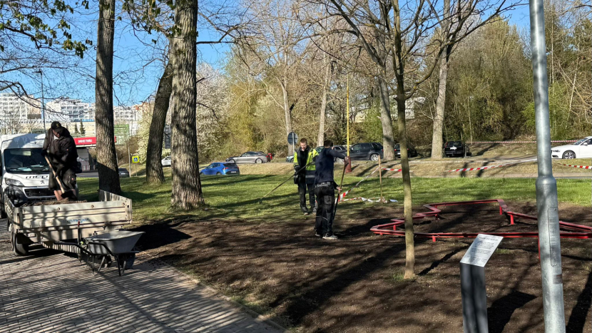Nový trávník u sochy „PŘÍBRAM JAKO NA DLANI“ a kam povedou další úpravy?