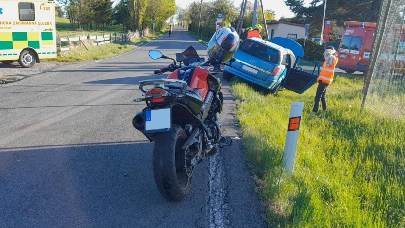 Srážka auta s motocyklem u Buše: Dva zranění skončili v pražské nemocnici
