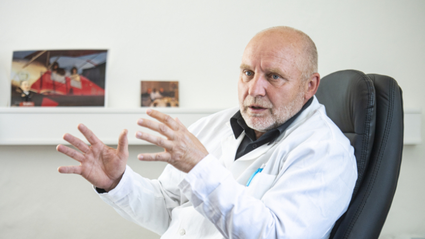 Zásah v příbramské nemocnici má dohru: šest obviněných a podezření na manipulace zakázek