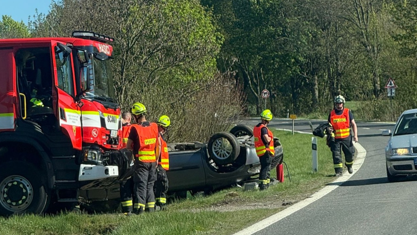 Černá sobota na Příbramsku: Další auto skončilo na střeše u Milína