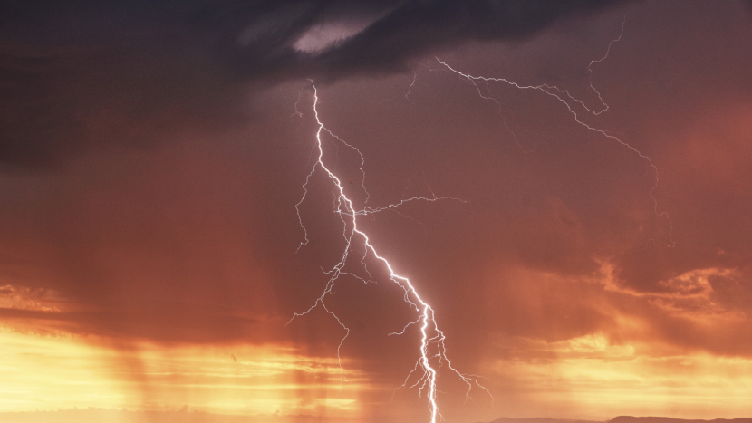 Meteorologové vydali výstrahu před silnými bouřkami