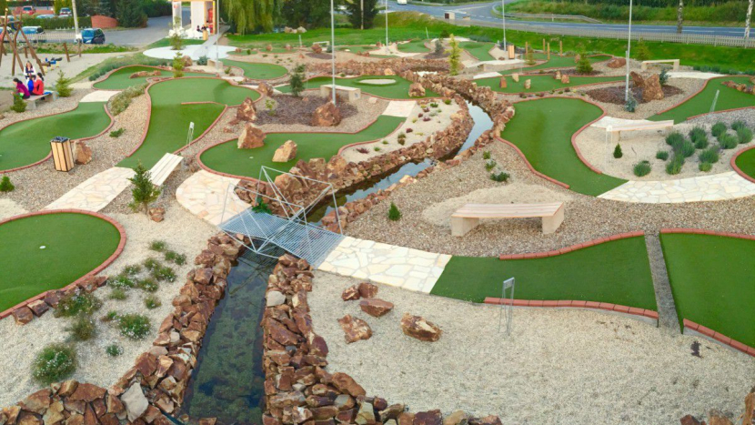 Letní noc pod širým nebem: DJ Seppi roztančí Adventure Golf Milín
