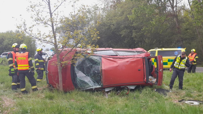 Auto u Chrástu vylétlo ze silnice a několikrát se převrátilo přes střechu