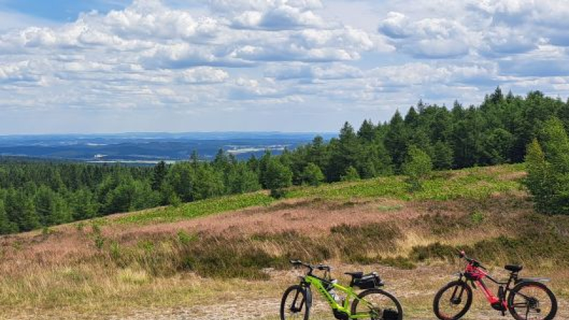 Do Brd i bez auta. Cyklobusy a turistické linky propojují Plzeňsko i Příbramsko