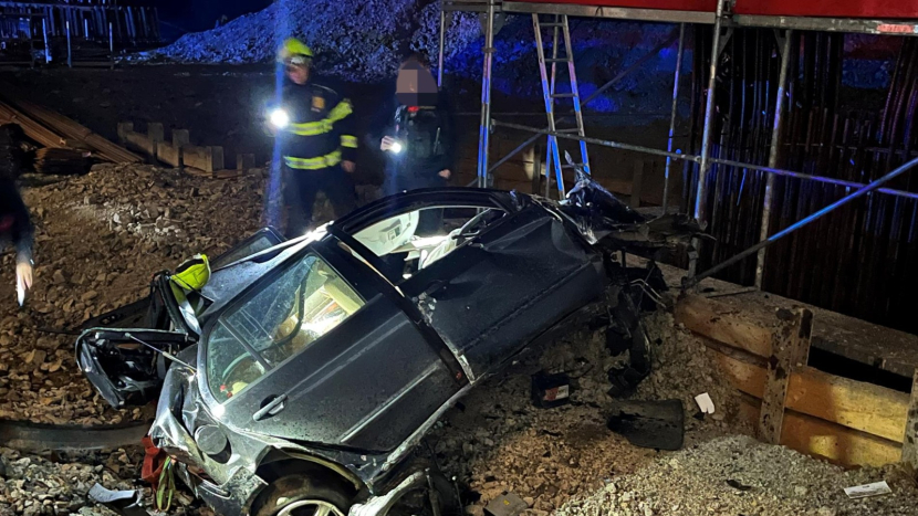 Po pádu auta z mostu zemřel jeho řidič
