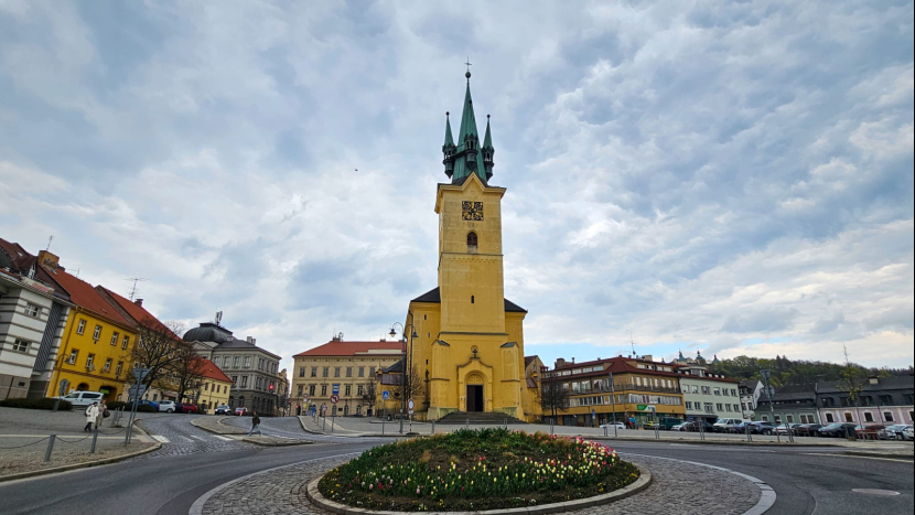 Drama kolem výborů, krácená dotace pro HC Příbram a dotaz na „náhubkový“ řád. Zastupitelstvo tentokrát jelo rychle, ale bylo o čem mluvit
