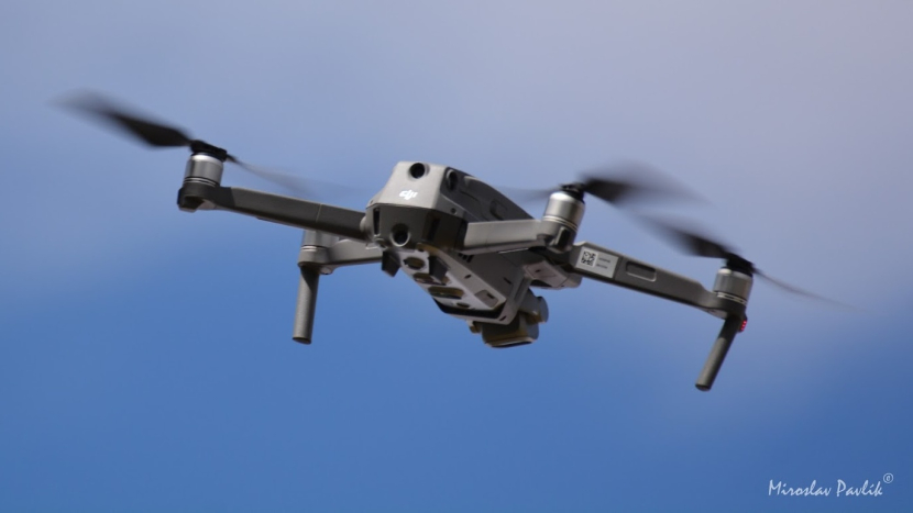 Šmíráci v oblacích: Když vám nad zahradou krouží cizí dron