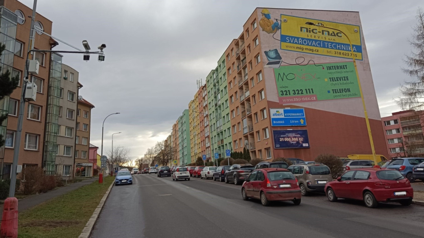 Luxusní auta, motorky bez výfuků a noční řev motorů. Obyvatelé Milínské ulice už mají hluku dost