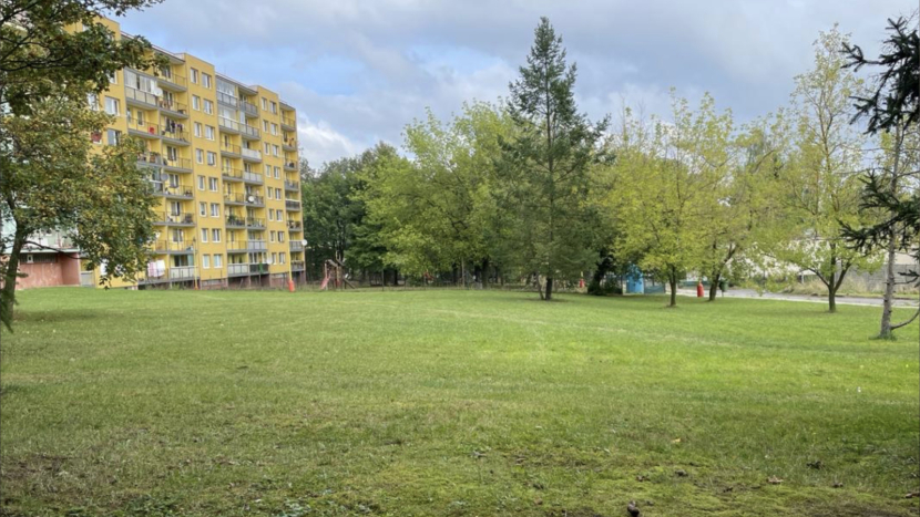 Drkolnov vře kvůli plánovanému parkovišti. Město říká, že reaguje na dlouhodobé prosby obyvatel. Petice tvrdí opak