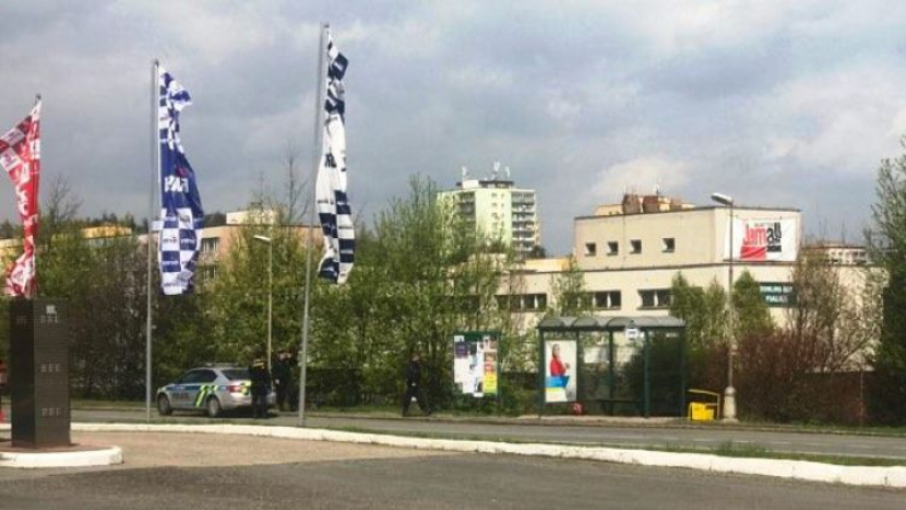 Chodec po střetu s autem v Brodské ulici odešel. Policie ho teď hledá