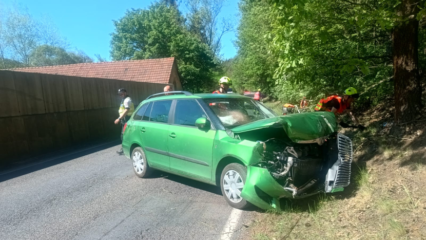 Za Hluboší skončilo auto na boku, silnice byla uzavřena