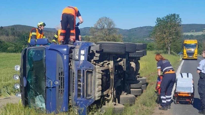 Havárie kamionu s nákladem štěrku zablokovala silnici I/18 u Dublovic