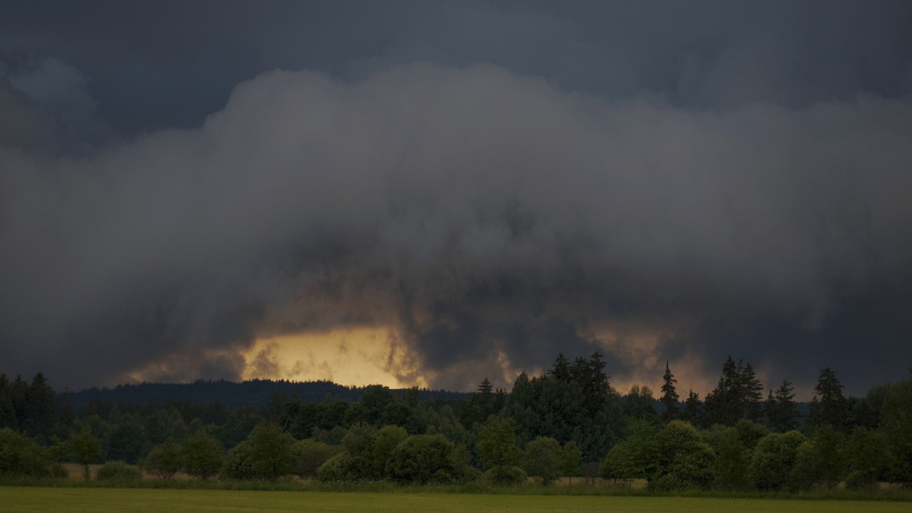 Bouřky se vracejí do stejných míst jako v sobotu. Meteorologové varují před větrem, přívalovým deštěm i kroupami