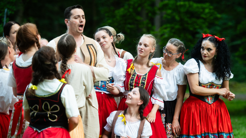 Dvořákova Vysoká znovu ožije pod širým nebem. Diváky čeká Rusalka, Čert a Káča i premiéra Slovanských tanců