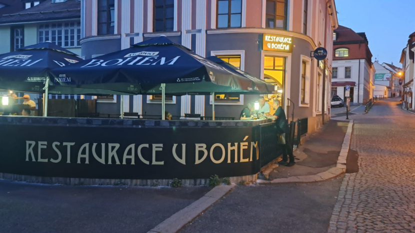 Restaurace U Bohéma v historickém centru Příbrami vás láká na tradiční kuchyni v nevšedním kabátu